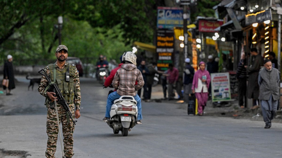 An Indian paramilitary personnel stands guard near Pahalgam, south of Srinagar, April 22, 2025. (AFP Photo)