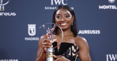 USA&#039;s gymnast Simone Biles poses with the World Sportswoman of the Year award during the 2025 Laureus World Sports Awards ceremony, at the Cibeles Palace, Madrid, Spain, April 21, 2025. (EPA Photo)