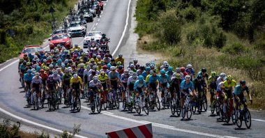 Cyclists in action during the Presidential Cycling Tour of Türkiye. (DHA Photo)