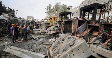 Palestinians inspect the site of an Israeli strike that hit machinery, in Jabalia refugee camp in the northern Gaza Strip, April 22, 2025. (Reuters Photo)