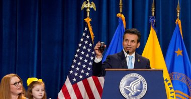 U.S. Food and Drug Administration (FDA) Commissioner Marty Makary holds up a jar of beet juice during an announcement of the FDA’s intent to phase out the use of petroleum-based synthetic dyes in the nation’s food supply during a press conference at the Department of Health and Human Services in Washington, D.C., U.S., April 22, 2025. (Reuters Photo)
