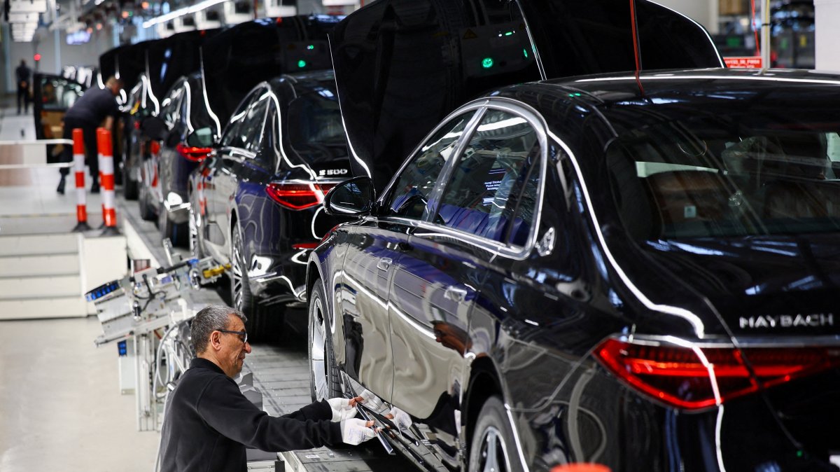 A worker attaches a part to a Mercedes-Maybach at &quot;Factory 56&quot; of German carmaker Mercedes-Benz, near Stuttgart, Germany, March 4, 2024. (Reuters Photo)