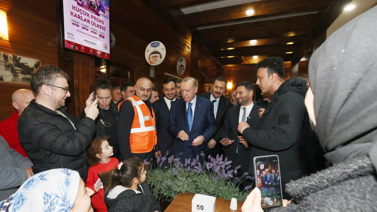President Recep Tayyip Erdoğan meets with citizens at Kağıthane Belediyesi Hasbahçe Sosyal Tesisleri, Istanbul, Türkiye, April 23, 2025. (AA Photo)