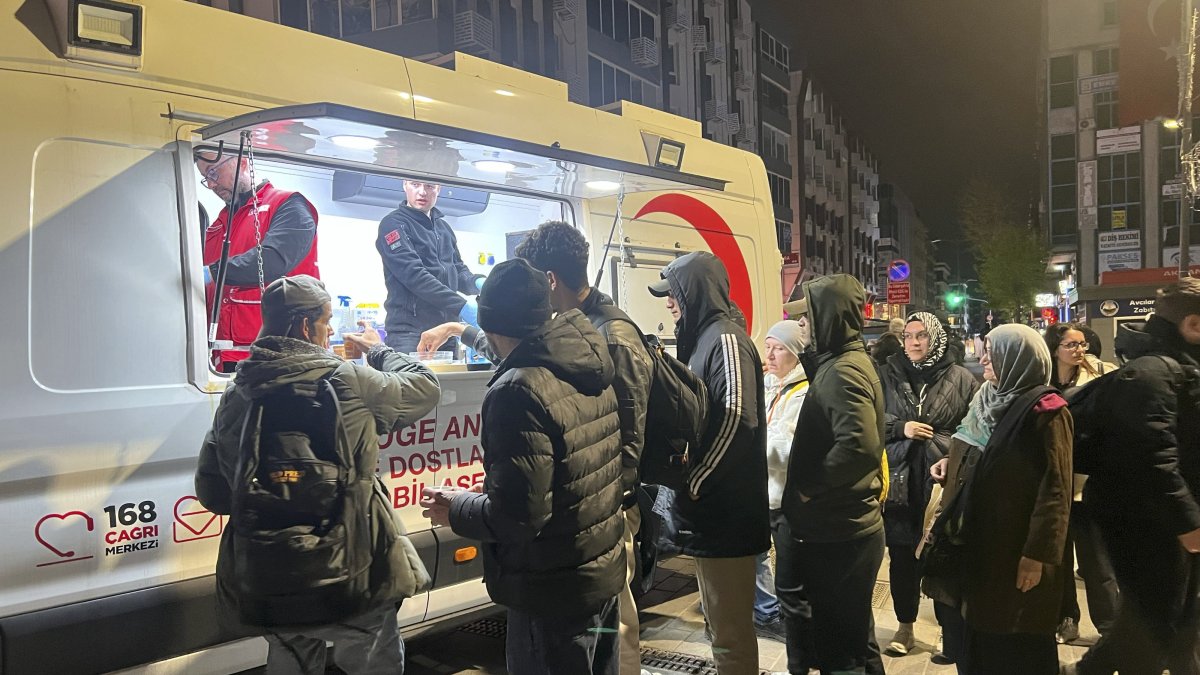 A Turkish Red Crescent team distributes food and drinks to residents at a gathering point following the earthquake, Istanbul, Türkiye, April 23, 2025. (AA Photo)