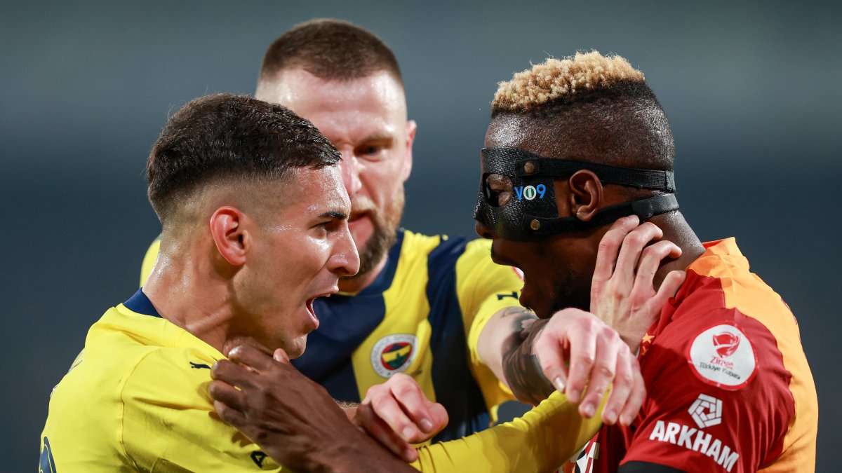 Fenerbahçe&#039;s Mert Müldür (L) confronts Galatasaray&#039;s Victor Osimhen during the Süper Lig match at Ülker Şükrü Saracoğlu Stadium, Istanbul, Türkiye, April 2, 2025. (Getty Images Photo)