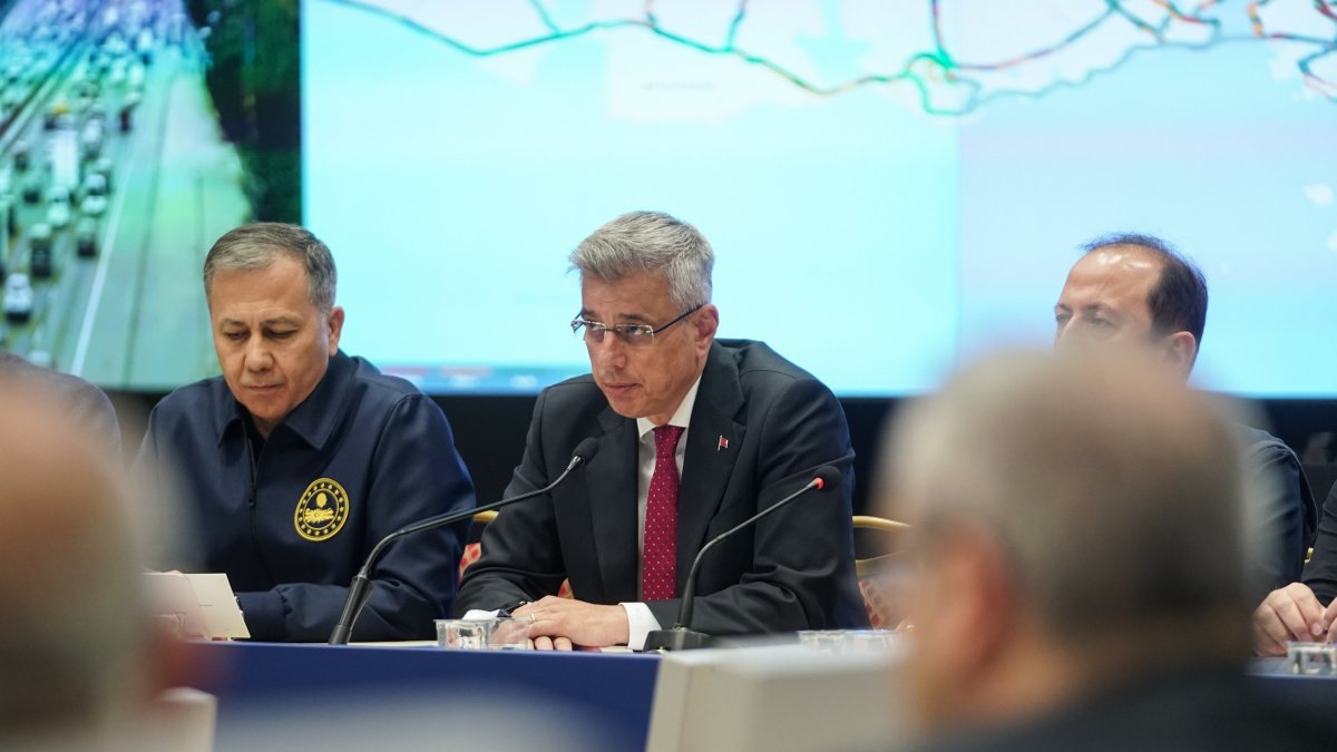 Health Minister Kemal Memişoğlu (C), along with Interior Minister Ali Yerlikaya (L), speaks at the Provincial Disaster and Emergency Directorate center, Istanbul, Türkiye, April 24, 2025. (AA Photo) 