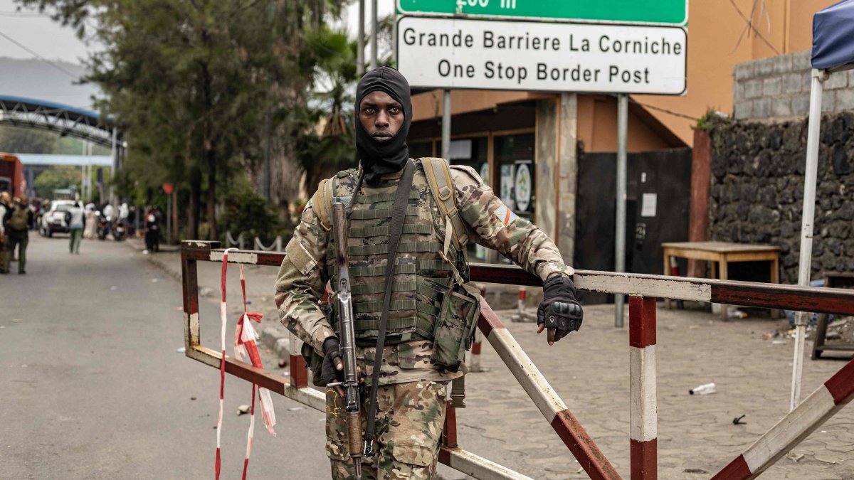 A member of the M23 armed group monitors access to the border post crossing into Rwanda in Goma, DR Congo, Jan. 29, 2025. (AFP Photo)