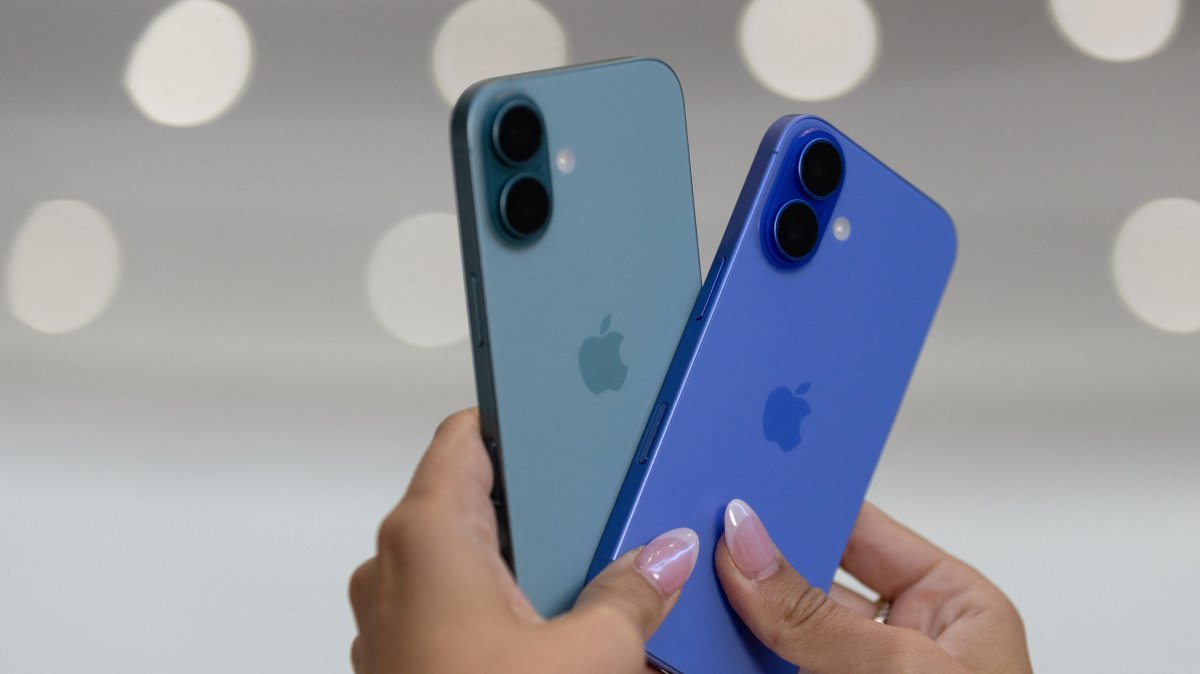 An attendee holds two iPhones 16 as Apple holds an event at the Steve Jobs Theater on its campus in Cupertino, California, U.S., Sept. 9, 2024. (Reuters Photo)