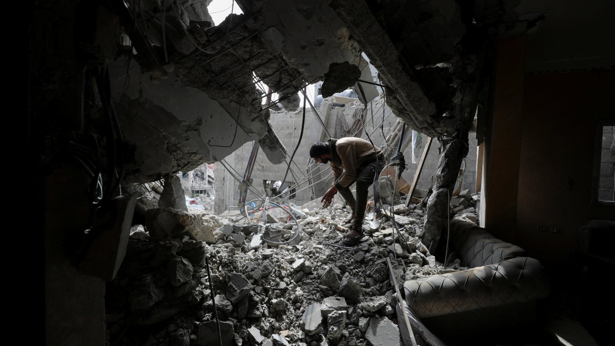 A Palestinian man inspects the site of an Israeli strike on a house, in Gaza City, April 24, 2025. REUTERS/Mahmoud Issa