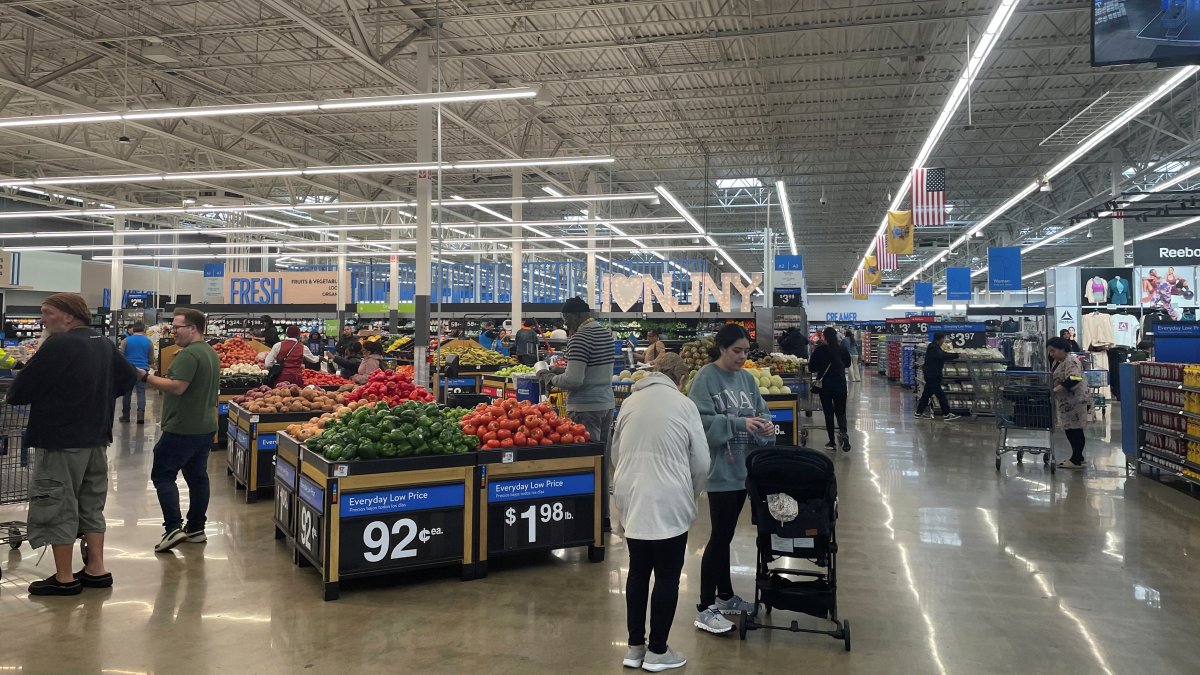 Shoppers browse a Walmart Supercenter a day after U.S. President Donald Trump announced new tariffs, in Secaucus, New Jersey, U.S. April 3, 2025. (Reuters Photo)