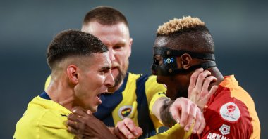 Fenerbahçe&#039;s Mert Müldür (L) confronts Galatasaray&#039;s Victor Osimhen during the Süper Lig match at Ülker Şükrü Saracoğlu Stadium, Istanbul, Türkiye, April 2, 2025. (Getty Images Photo)