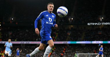 Leicester City&#039;s Jamie Vardy focuses on the ball during the English Premier League football match against Manchester City at the Etihad Stadium, Manchester, U.K., April 2, 2025. (AFP Photo)