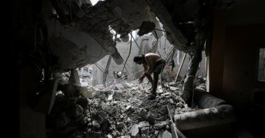 A Palestinian man inspects the site of an Israeli strike on a house, in Gaza City, April 24, 2025. REUTERS/Mahmoud Issa