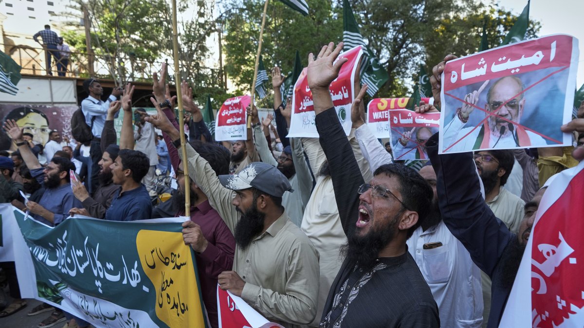 Supporters of the Pakistan Murkazi Muslim League party chant slogans during a demonstration against the suspension of a water-sharing treaty by India with Pakistan, Karachi, Pakistan, April 24, 2025. (AP Photo)