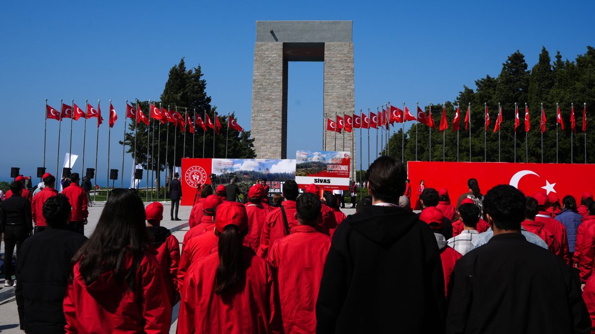 Citizens march in commemoration of soldiers killed in the Çanakkale land battle during World War I at the martyrs&#039; cemetery on the Gallipoli Peninsula, Çanakkale, western Türkiye, April 25, 2025. (AA Photo)