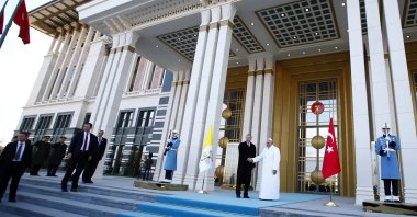 Pope Francis is welcomed by President Recep Tayyip Erdoğan at the presidential palace, Ankara, Türkiye, Nov. 28, 2014. (Reuters Photo)