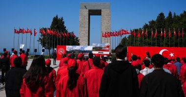 Citizens march in commemoration of soldiers killed in the Çanakkale land battle during World War I at the martyrs&#039; cemetery on the Gallipoli Peninsula, Çanakkale, western Türkiye, April 25, 2025. (AA Photo)