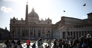 This photograph shows visitors at the end of the queue to enter St Peter&#039;s Basilica of the Vatican, viewed in the background, a day prior to the Pope&#039;s funeral, in Rome, April 25, 2025. (AFP Photo)