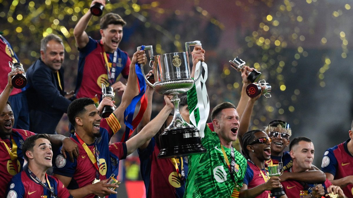 Barcelona players celebrate with the Copa del Rey trophy after beating Real Madrid in the final, Seville, Spain, April 26, 2025. (AFP Photo)