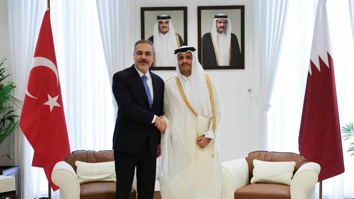 Foreign Minister Hakan Fidan (L) shakes hands with his Qatari counterpart Sheikh Mohammed bin Abdulrahman Al Thani, Doha, Qatar, April 27, 2025. (AA Photo)