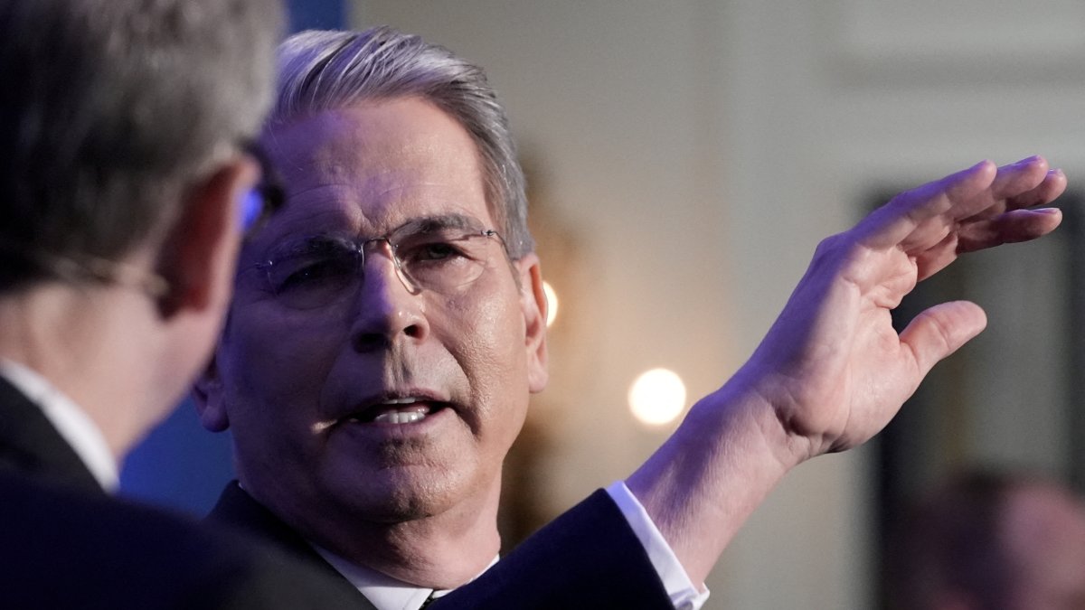 U.S. Treasury Secretary Scott Bessent speaks with Tim Adams, president and CEO of the Institute of International Finance (IIF) Global Outlook Forum, on the sidelines of the IMF and World Bank’s 2025 annual spring meetings in Washington, U.S., April 23, 2025. (Reuters Photo)