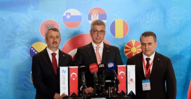 Health Minister Kemal Memişoğlu (C) speaks to the press at the Balkan Health Business Forum in Edirne, with Governor Yunus Sezer (L) and USHAŞ General Manager Behlül Ünver (R), Edirne, Türkiye, April 26, 2025. (AA Photo)