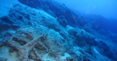 Underwater footage shows the 1,100-year-old sealed amphora during an excavation off the coast of Antalya, Türkiye, April 27, 2025. (AA Photo)