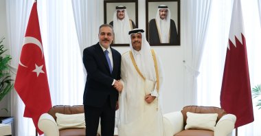 Foreign Minister Hakan Fidan (L) shakes hands with his Qatari counterpart Sheikh Mohammed bin Abdulrahman Al Thani, Doha, Qatar, April 27, 2025. (AA Photo)