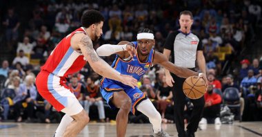 Thunder&#039;s Shai Gilgeous-Alexander handles the ball against Grizzlies&#039; Scotty Pippen Jr. during an NBA game, in Memphis, Tennessee, U.S., April 26, 2025. (AFP Photo)