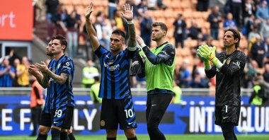 (L-R) Inter Milan&#039;s Hakan Çalhanoğlu, Nicola Zalewski, Lautaro Martinez, Josep Martinez and Yann Sommer applaud at the end of the Italian Serie A football match between Inter Milan and Roma at the San Siro stadium, Milan, Italy, April 27, 2025. (AFP Photo)