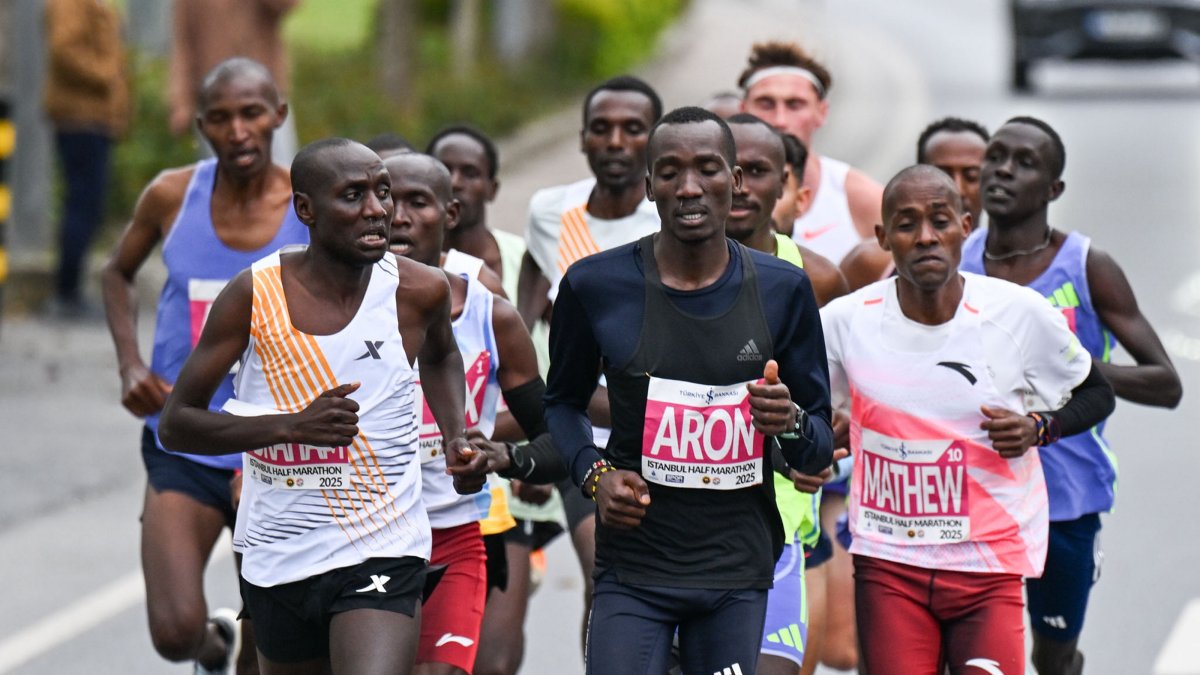 Runners in action as they compete in the 21-kilometer race during the 20th Türkiye İş Bankası Istanbul Half Marathon, organized by Istanbul Municipality (IBB), Istanbul, Türkiye, April 27, 2025. (AA Photo)
