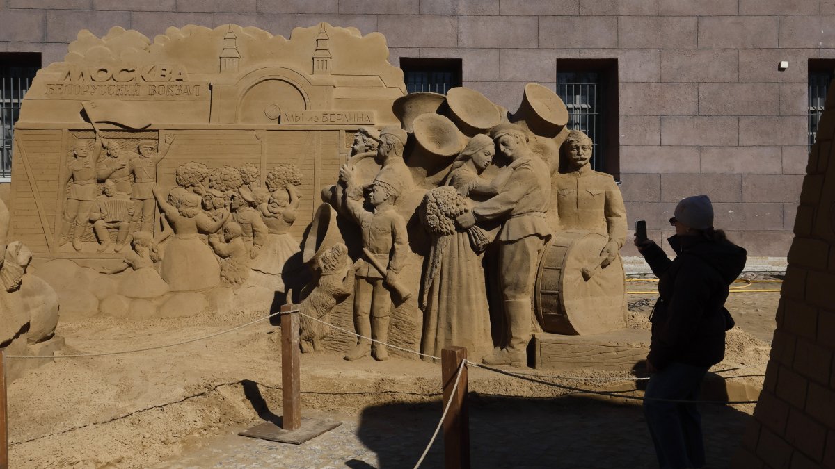 People attend the annual Sand Sculpture Festival, dedicated to the 80th anniversary of the Victory in World War II, St. Petersburg, Russia, April 27, 2025. (EPA Photo)