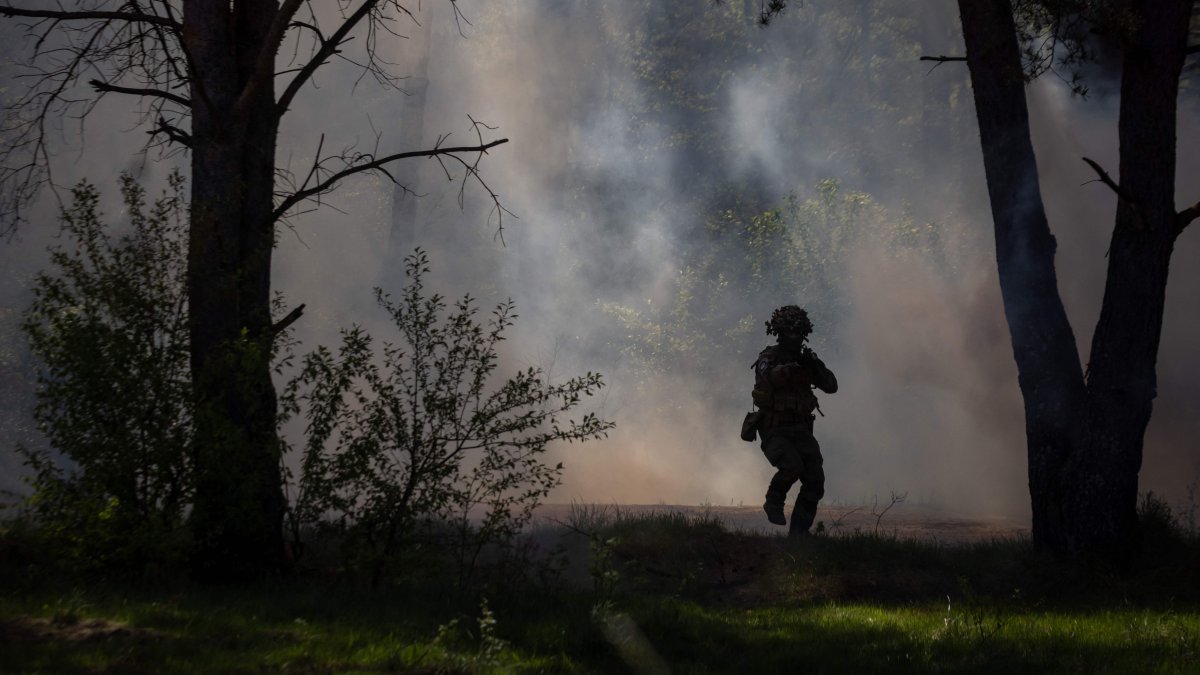 A French serviceman is seen during a military training with Ukrainian soldiers, in a military training compound at an undisclosed location in Poland, on April 25, 2025 (AFP Photo)