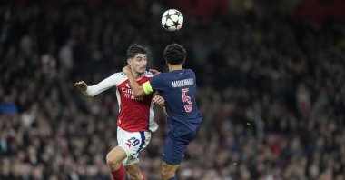 PSG&#039;s Marquinhos (R) fights for the ball with Arsenal&#039;s Kai Havertz during a Champions League league phase match at Arsenal stadium, London, U.K., Oct. 1, 2024. (AP Photo)