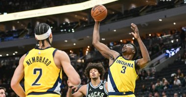 Indiana Pacers center Thomas Bryant (R) takes a shot against Milwaukee Bucks center Jericho Sims (C) in the fourth quarter during game four of the first round for the 2024 NBA Playoffs, Milwaukee, U.S., April 27, 2025. (Reuters Photo)