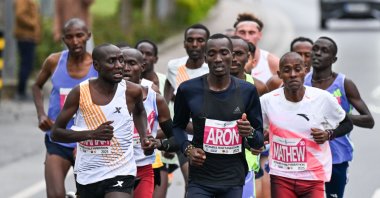 Runners in action as they compete in the 21-kilometer race during the 20th Türkiye İş Bankası Istanbul Half Marathon, organized by Istanbul Municipality (IBB), Istanbul, Türkiye, April 27, 2025. (AA Photo)
