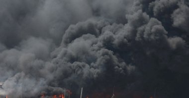 Smoke rises following an explosion at the Shahid Rajaee port in Bandar Abbas, Iran, April 27, 2025. (Rueters Photo) 