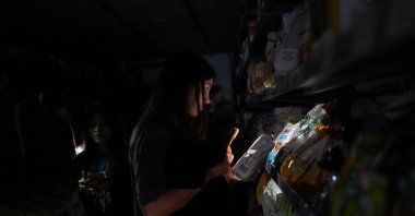 People use their phones to buy groceries inside the supermarket during the blackout in Barcelona, Spain April 28, 2025. (Rueters Photo)