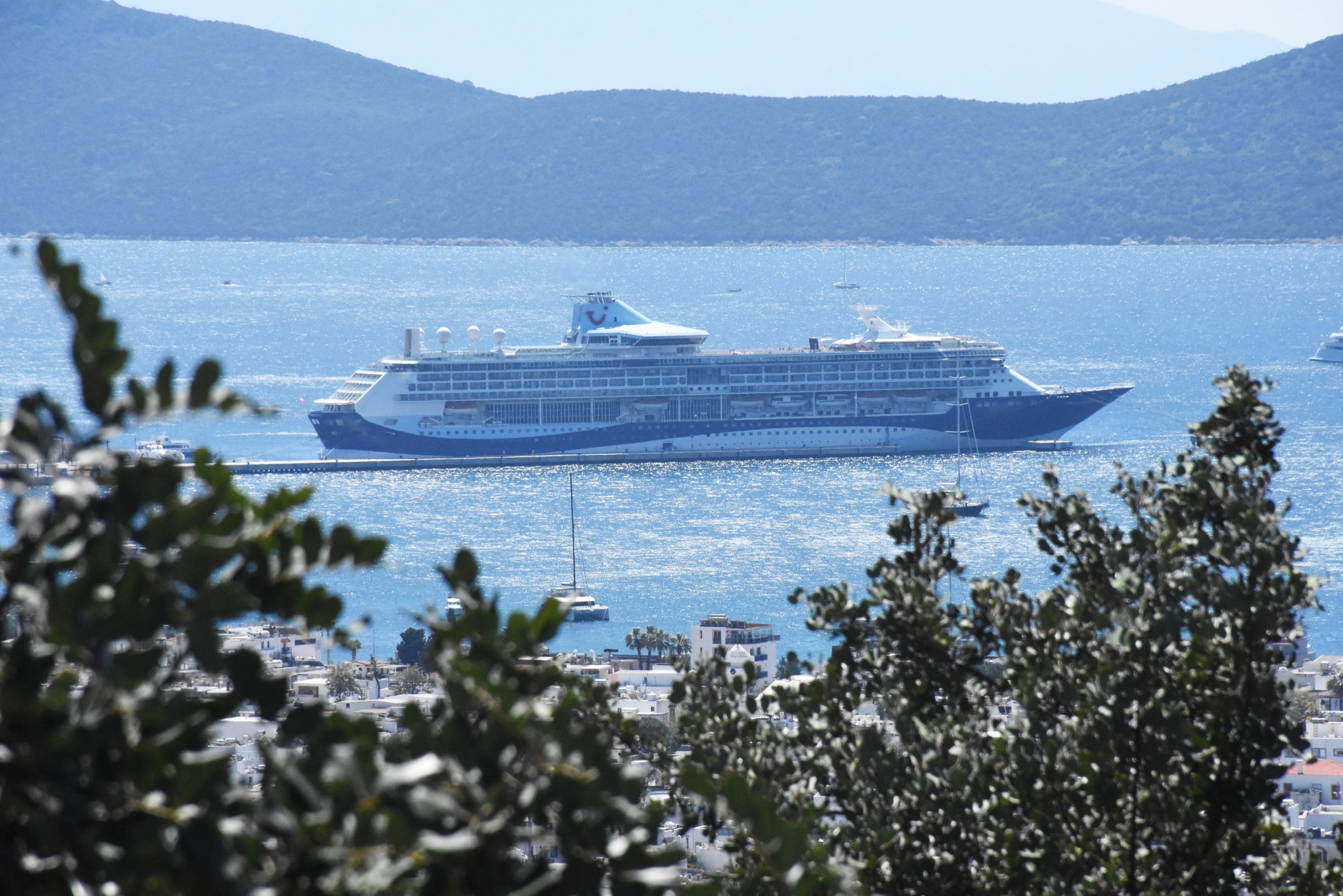 Bodrum'un popüler turist merkezinde bir yolcu gemisi görülür, Mübla, Güneybatı Türkiye, 13 Nisan 2025. (AA fotoğrafı)