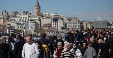 People walk over the Galata Bridge during the Eid al-Fitr holiday, Istanbul, Türkiye, March 31, 2025. (Reuters Photo)