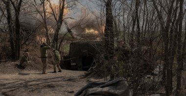 Ukrainian servicemen fire an M109 howitzer toward Russian positions, in an undisclosed area, eastern Donetsk region, Ukraine, April 23, 2025. (AFP Photo)