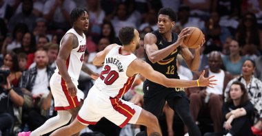 The Cleveland Cavaliers&#039; De&#039;Andre Hunter dribbles the ball against Miami Heat&#039;s Kyle Anderson during the second quarter in Game Four of the Eastern Conference First Round NBA Playoffs, Miami, U.S., April 28, 2025. (AFP Photo)