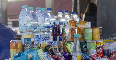  A street vendor sells beverages in plastic packaging at a beach in Bali, Indonesia, March 29, 2025. (EPA Photo)