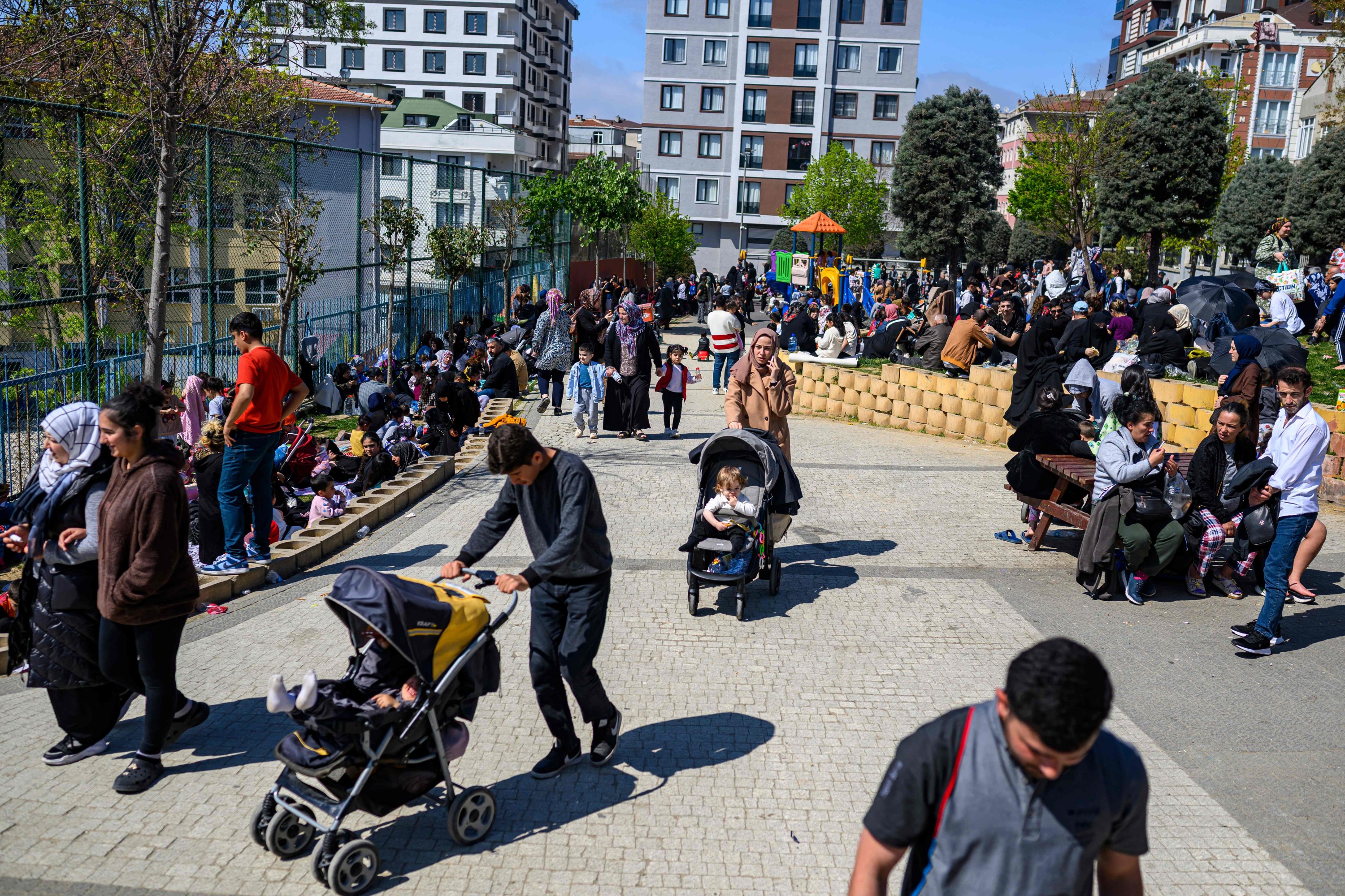 Sakinler bir depremden sonra bir parkta bekliyor, İstanbul, Türkiye, 23 Nisan 2025. (AFP fotoğrafı)