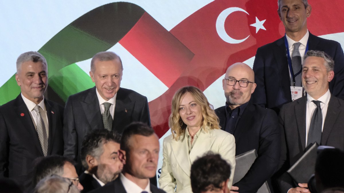 President Recep Tayyip Erdoğan and Italian Prime Minister Giorgia Meloni (C) pose for a photo on the occasion of a business forum, Rome, Italy, April 29, 2025. (AP Photo)