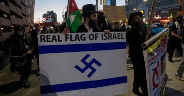 Pro-Palestinian supporters and ultra-Orthodox Jews opposed to the State of Israel protest, Brooklyn, New York City, U.S., April 28, 2025. (AFP Photo)