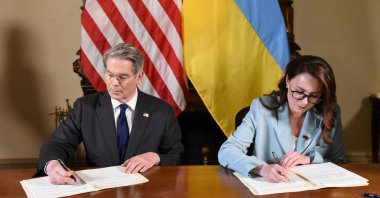 U.S. Treasury Secretary Scott Bessent and Ukrainian First Deputy Prime Minister Yulia Svyrydenko sign a deal that will give the United States preferential access to new Ukrainian minerals deals and fund investment in Ukraine&#039;s reconstruction, Washington, U.S., April 30, 2025. (U.S. Department of the Treasury via Reuters)