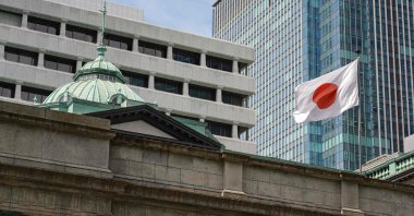 Japan’s national flag flutters in the wind on the Bank of Japan (BOJ) head office building, Tokyo, Japan, May 1, 2025. (AFP Photo)
