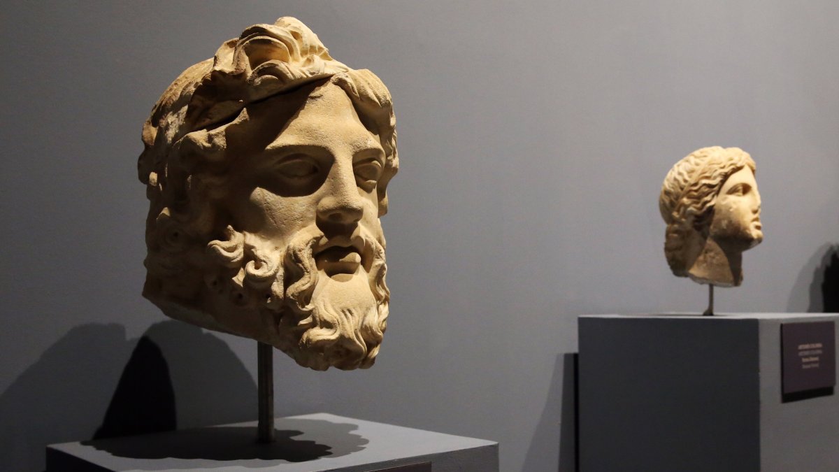 The head of a Zeus statue is displayed at the Ephesus Museum, Izmir, Türkiye, April 24, 2025. (AA Photo)