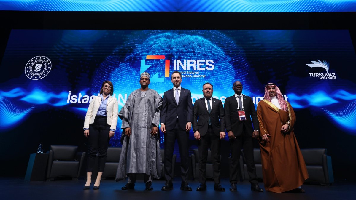Energy and Natural Resources Minister Alparslan Bayraktar (3rd L) and other speakers pose for a photo following a panel on the sidelines of Istanbul Natural Resources Summit (INRES 2025), Istanbul, Türkiye, May 2, 2025. (AA Photo)